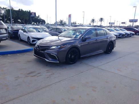 Used 2023 Toyota Camry XSE image 3