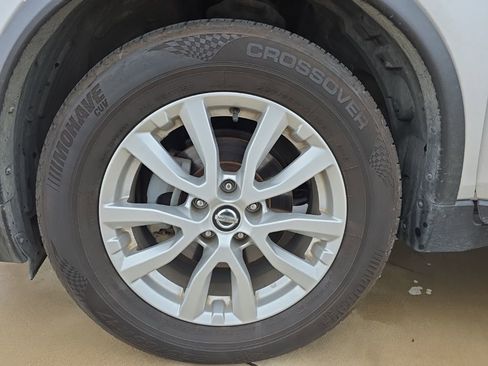 Used 2017 Nissan Rogue SV image 16