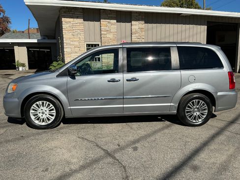Used 2013 Chrysler Town & Country Touring-L w/ Driver Convenience Group image 6