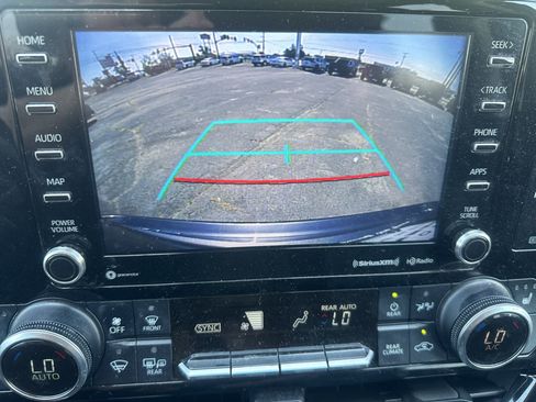 Used 2020 Toyota Highlander XLE AWD/4WD image 25