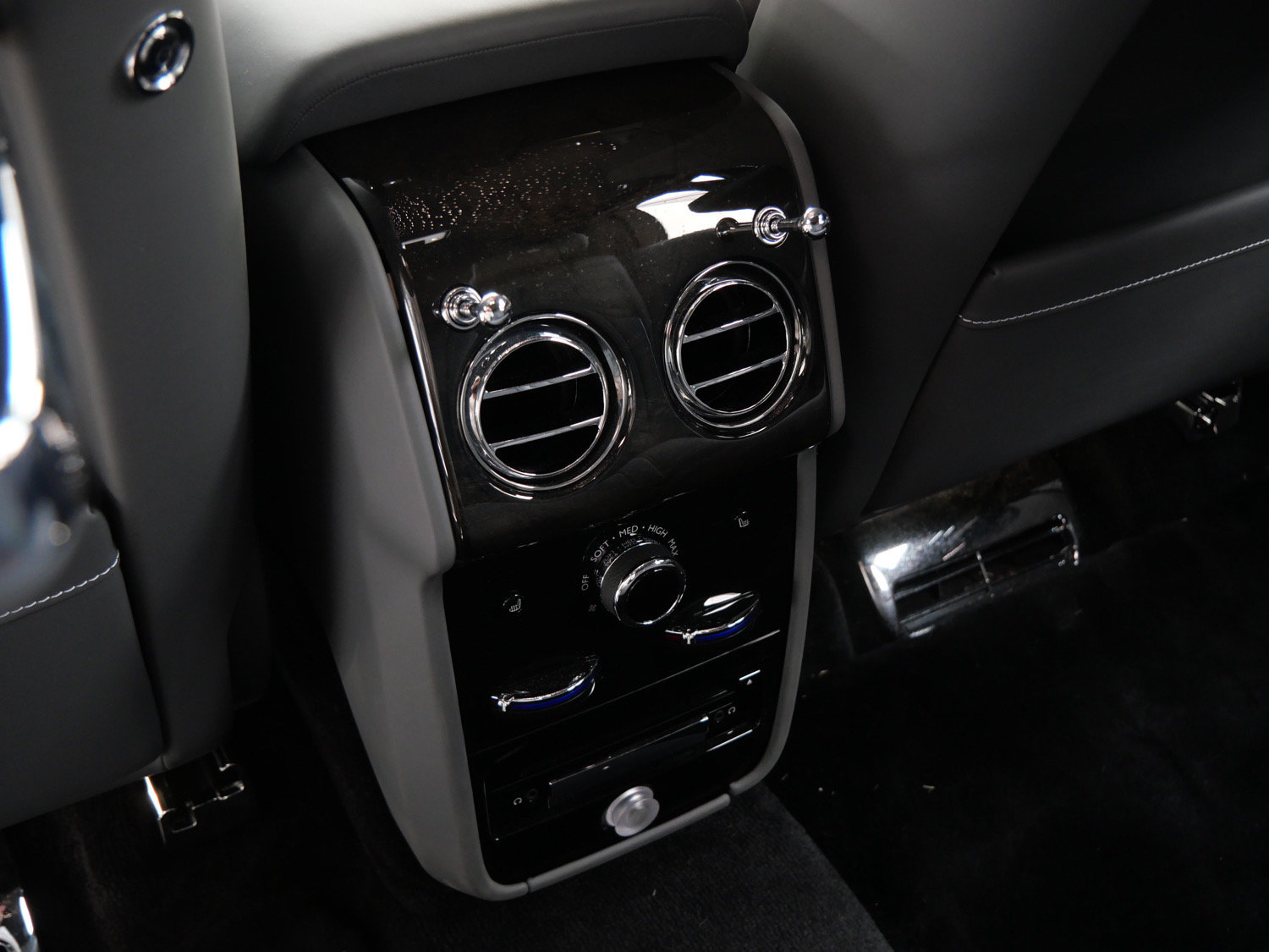Certified 2024 Rolls-Royce Cullinan w/ Cullinan Package AWD/4WD image 28