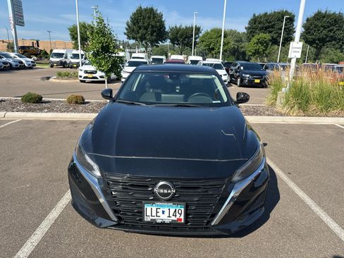 Used 2024 Nissan Altima 2.5 SV w/ SV Premium Package AWD/4WD image 2