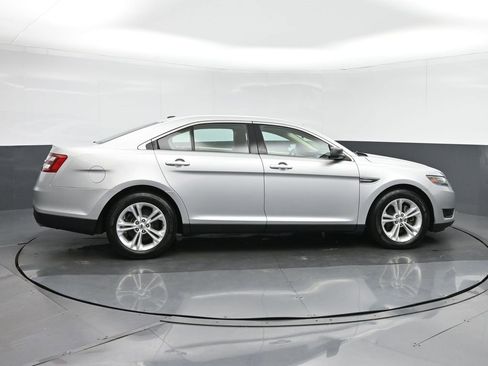 Used 2017 Ford Taurus SE image 8