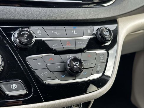 Used 2024 Chrysler Pacifica Touring-L image 5