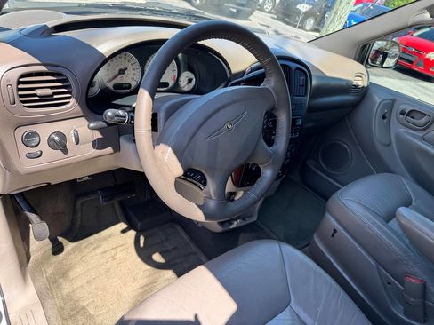 Used 2003 Chrysler Town & Country LXi image 10