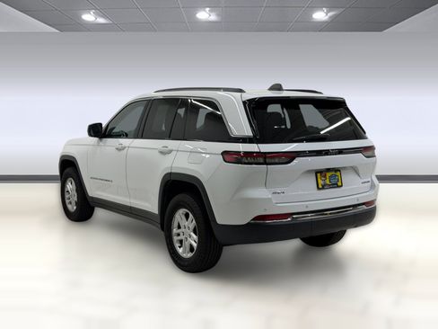 Used 2023 Jeep Grand Cherokee Laredo w/ Luxury Tech Group I AWD/4WD image 2