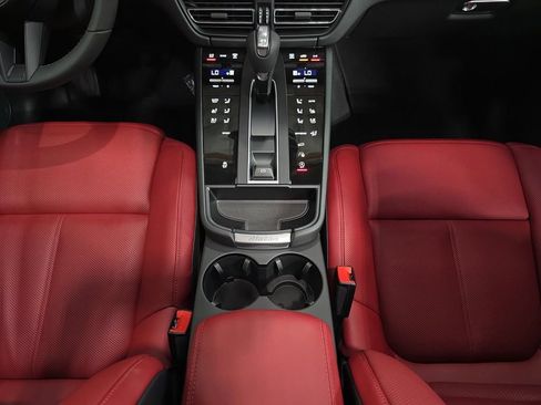 Certified 2025 Porsche Macan AWD/4WD image 20