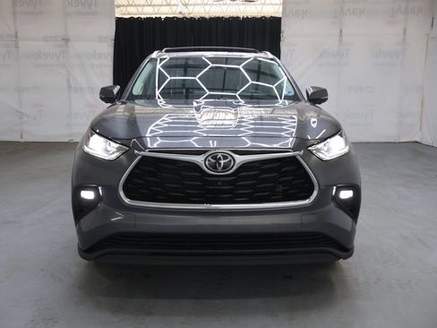 Used 2024 Toyota Highlander Limited FWD image 2