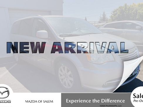 Used 2014 Chrysler Town & Country Touring FWD image 1