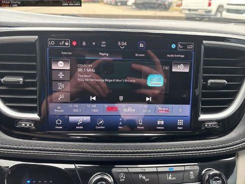 Used 2023 Chrysler Pacifica Limited FWD image 26