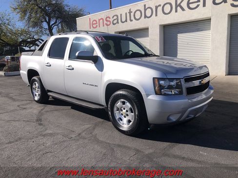 Used 2012 Chevrolet Avalanche LS w/ Convenience Package image 2