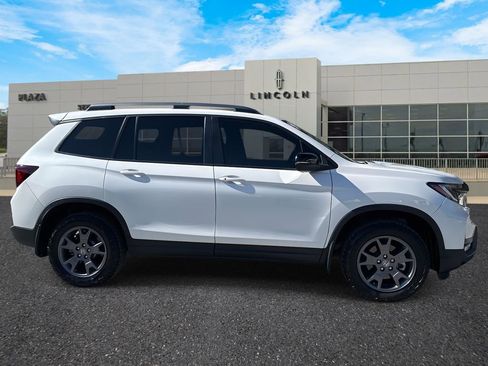 Used 2024 Honda Passport TrailSport image 2