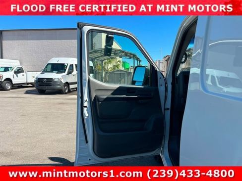 Used 2021 Nissan NV 2500 SV image 17