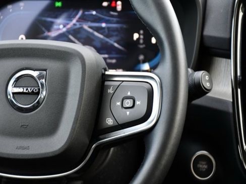 Certified 2025 Volvo XC40 B5 Core image 21