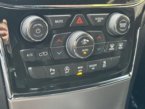 Used 2022 Jeep Grand Cherokee Laredo X image 27