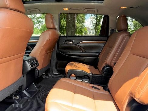 Used 2018 Toyota Highlander Limited Platinum AWD/4WD image 28