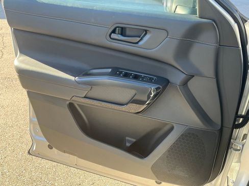 Used 2025 Nissan Pathfinder SV image 20