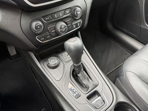 Used 2021 Jeep Cherokee Latitude Lux w/ Comfort/Convenience Group AWD/4WD image 34