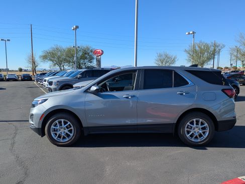 Used 2024 Chevrolet Equinox LT image 2