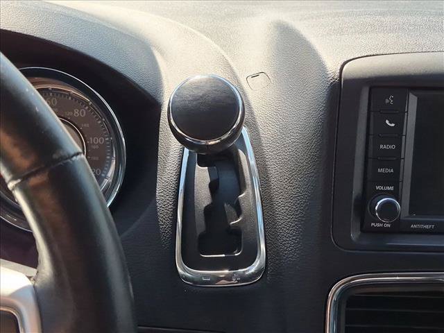 Used 2014 Chrysler Town & Country Touring-L w/ Driver Convenience Group FWD image 12