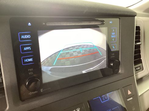 Used 2015 Toyota Sienna LE image 35