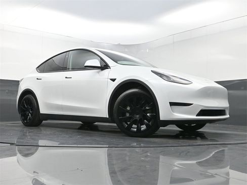 Used 2024 Tesla Model Y Long Range image 23