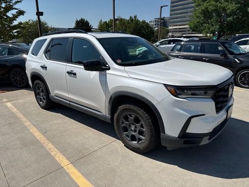 Used 2023 Honda Pilot TrailSport image 2