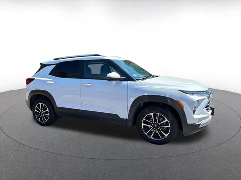 Used 2025 Chevrolet TrailBlazer LT image 2