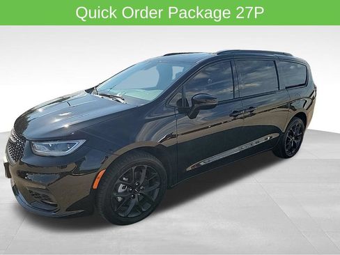 Used 2023 Chrysler Pacifica Limited w/ S Appearance Package AWD/4WD image 5
