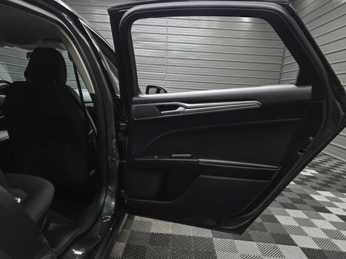 Used 2020 Ford Fusion SE FWD image 33