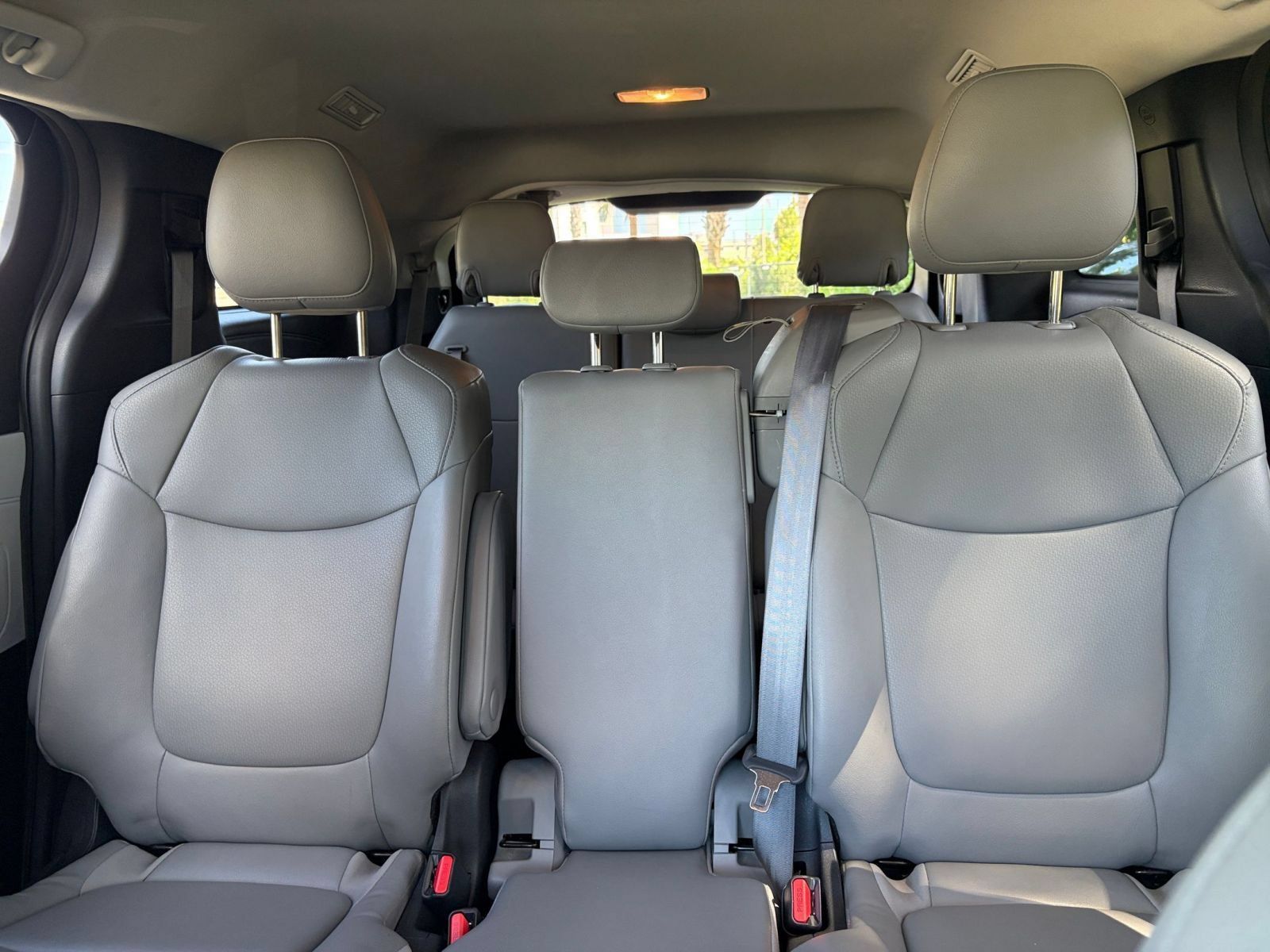 Used 2025 Toyota Sienna XLE FWD image 40