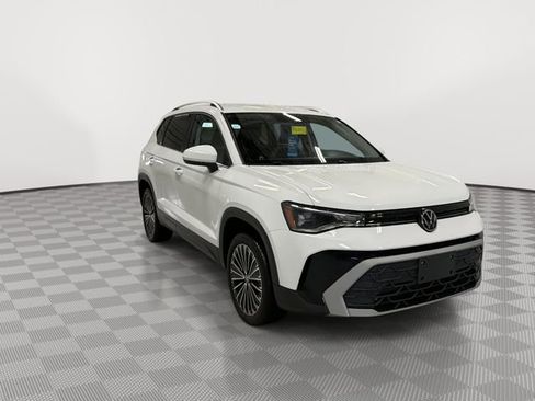 Used 2025 Volkswagen Taos SE FWD image 13