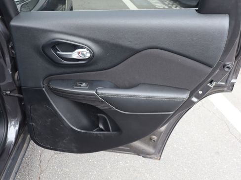 Used 2015 Jeep Cherokee Latitude w/ Cold Weather Group image 33