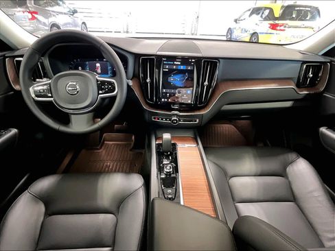 Used 2024 Volvo XC60 B5 Plus image 21