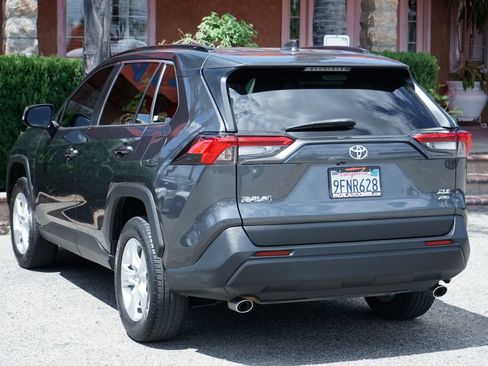 Used 2020 Toyota RAV4 XLE AWD/4WD image 6