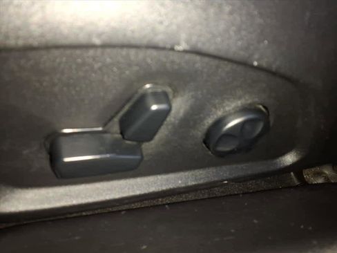 Used 2018 Jeep Compass Latitude w/ Popular Equipment Group image 19