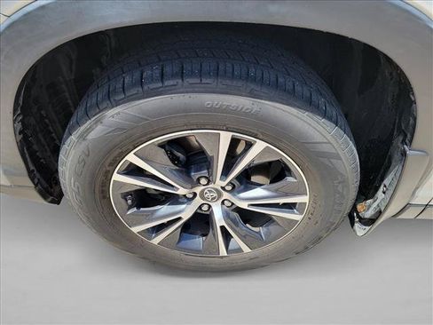 Used 2019 Toyota Highlander LE FWD image 9