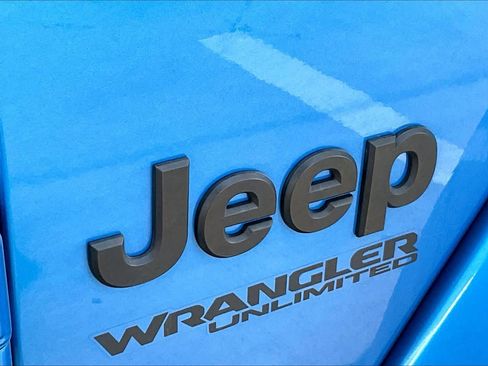 Used 2022 Jeep Wrangler Unlimited Sahara AWD/4WD image 29
