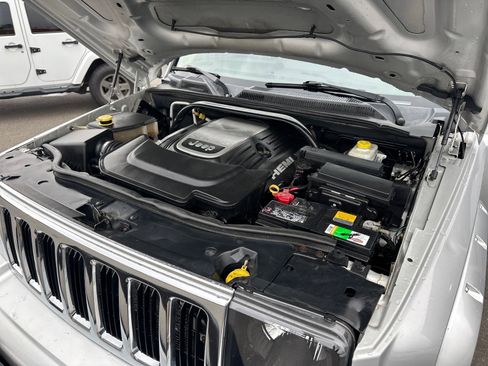 Used 2006 Jeep Commander Limited image 23