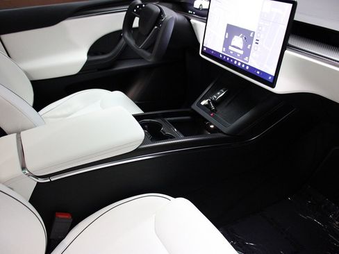 Used 2022 Tesla Model X Plaid image 8