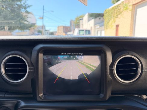 Used 2019 Jeep Wrangler Unlimited Sahara AWD/4WD image 32