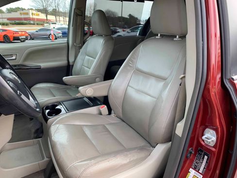 Used 2015 Toyota Sienna XLE image 2