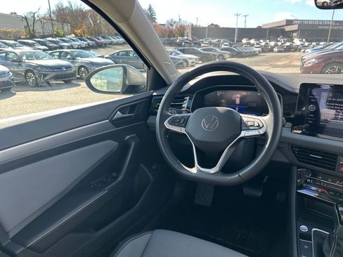 Used 2025 Volkswagen Jetta SE image 33