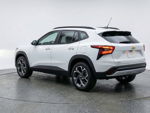 Used 2025 Chevrolet Trax LT FWD image 6