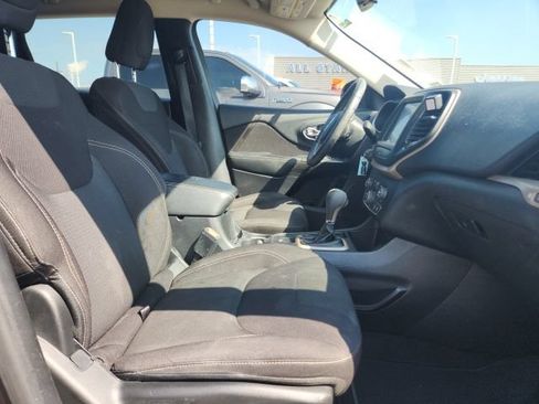 Used 2016 Jeep Cherokee Latitude FWD image 12