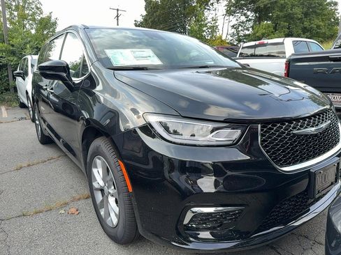 New 2026 Chrysler Pacifica Select image 2