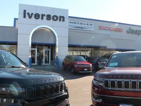 Used 2025 Jeep Grand Cherokee Limited w/ Trailer Tow Package image 2