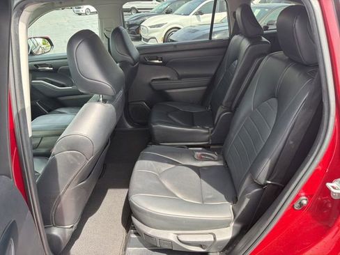Used 2023 Toyota Highlander XLE image 20