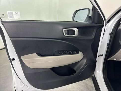 Used 2025 Hyundai Venue SEL image 10