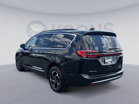 Used 2023 Chrysler Pacifica Limited w/ Uconnect Theater Family Group AWD/4WD image 14